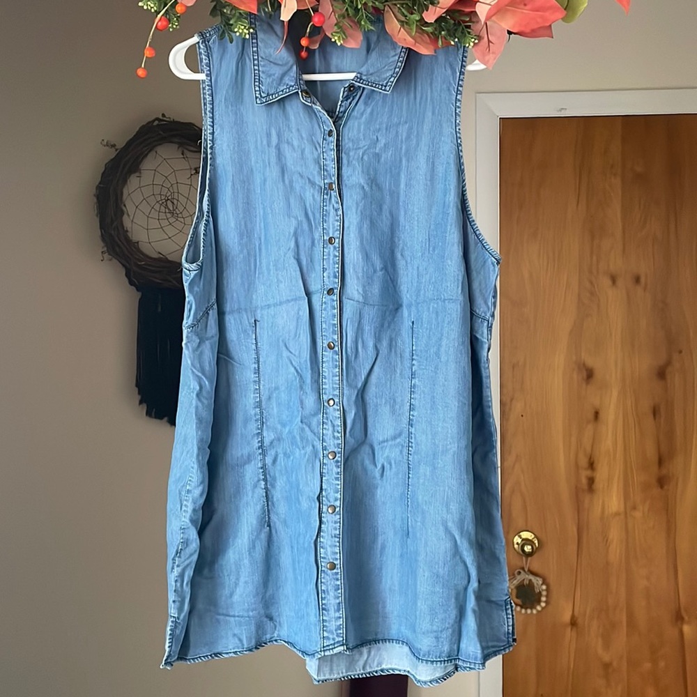 Women’s snap down sleeveless top. Denim colored. Size 3X